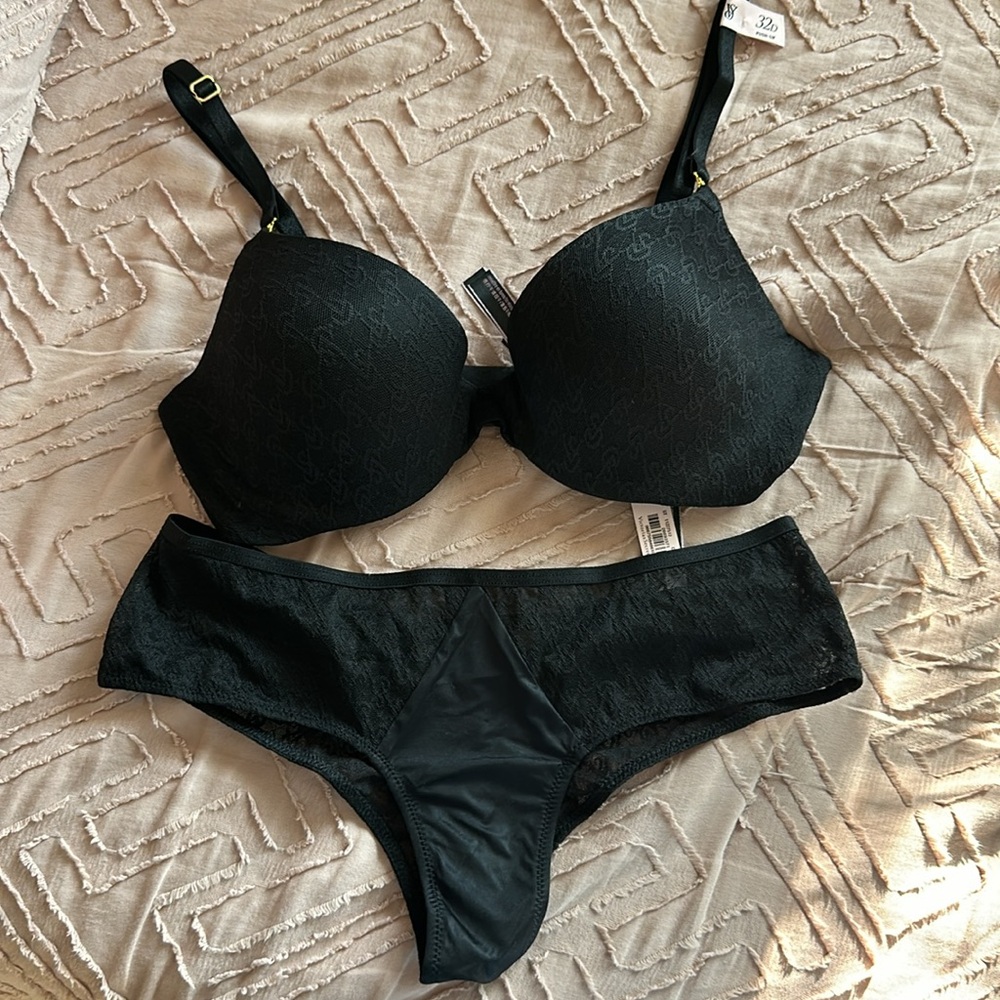 VS Lace Logo 32D Push-up Bra and Underwear Set